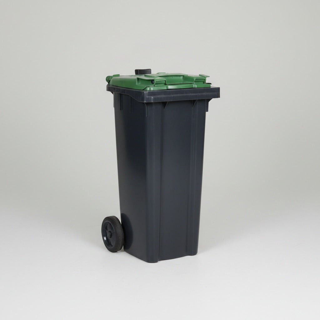 Grøn affaldscontainer på 140 liter med hjul set fra højre side – solid udendørs container til affaldshåndtering